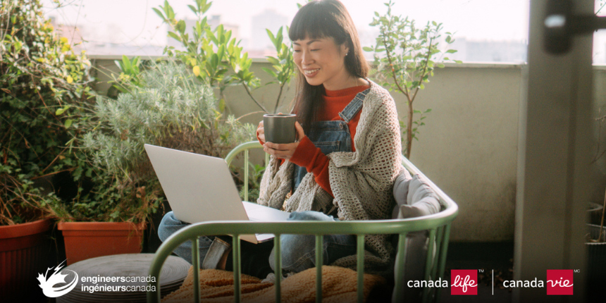 Une femme est assise sur un balcon entouré de plantes, souriant devant son ordinateur portable et tenant une tasse. Elle porte une salopette et un pull confortable. Les logos d'Ingénieurs Canada et de Canada Life sont visibles dans les coins inférieurs.